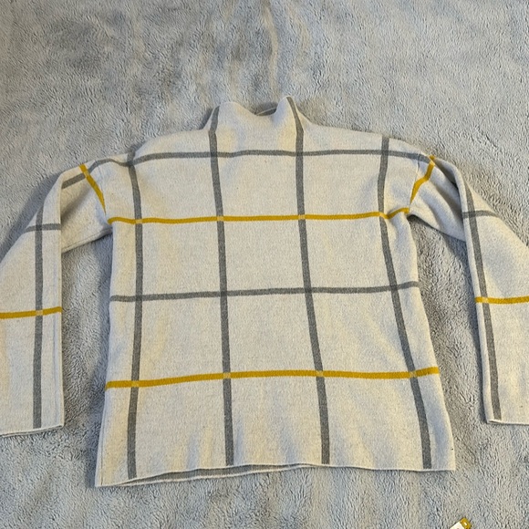 EUC Women’s Tahari Sweater size small - Picture 1 of 6